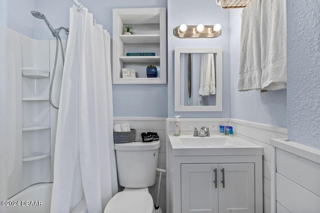 full bathroom with shower / bath combo with shower curtain, vanity, and toilet