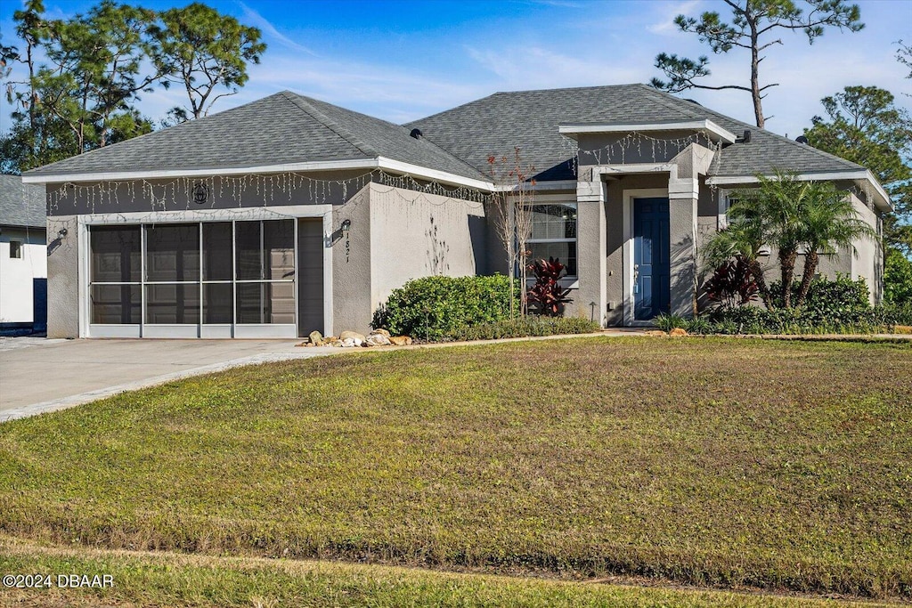 view of front of house featuring a front lawn