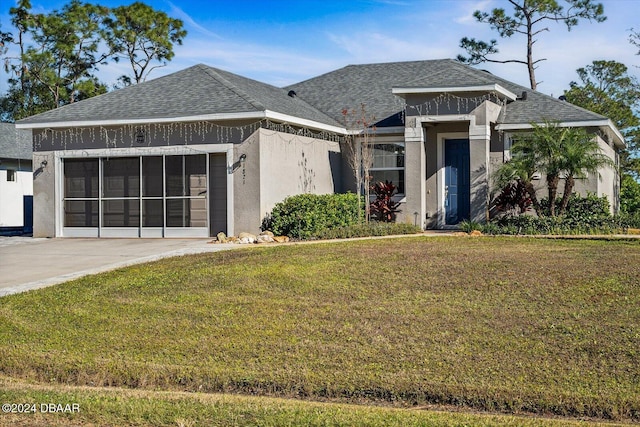 view of front of house featuring a front lawn