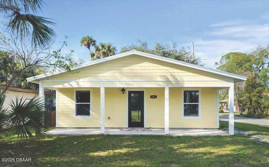 642 Bellevue Ave, Daytona Beach, FL 32114 - view of front of home with covered porch and a front yard