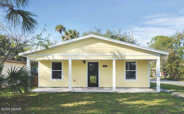 642 Bellevue Ave, Daytona Beach, FL 32114 - view of front of home with covered porch and a front yard