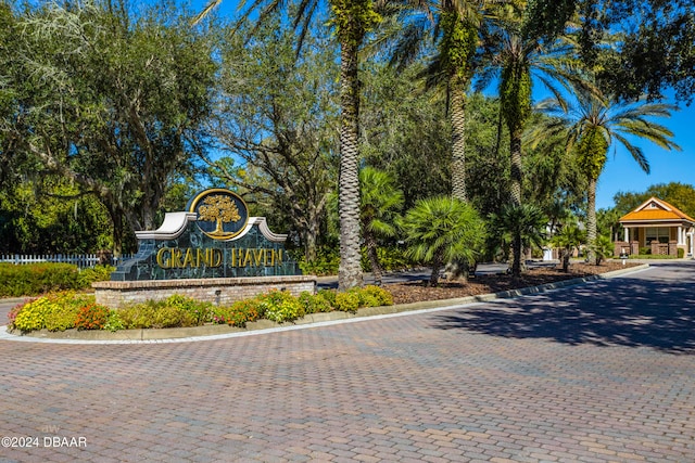 view of community / neighborhood sign