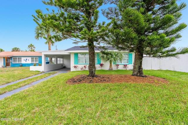 view of front of property featuring a front yard and a carport