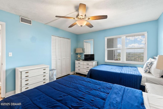 3555 S Atlantic Ave Unit 602, Daytona Beach, FL 32118 - bedroom with ceiling fan, a textured ceiling, a closet, and wood finished floors