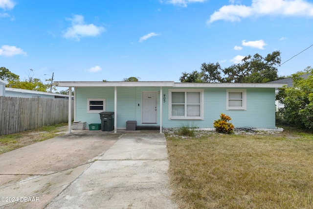 view of front of house featuring a carport and a front lawn