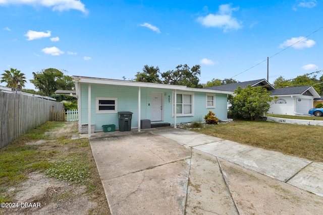 single story home with a front lawn