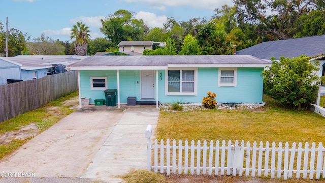 view of front of property featuring a front yard