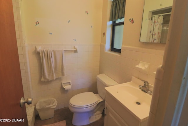 17 Putnam Ave, Ormond Beach, FL 32174 - full bathroom with tile walls, vanity, a wainscoted wall, and a shower with curtain