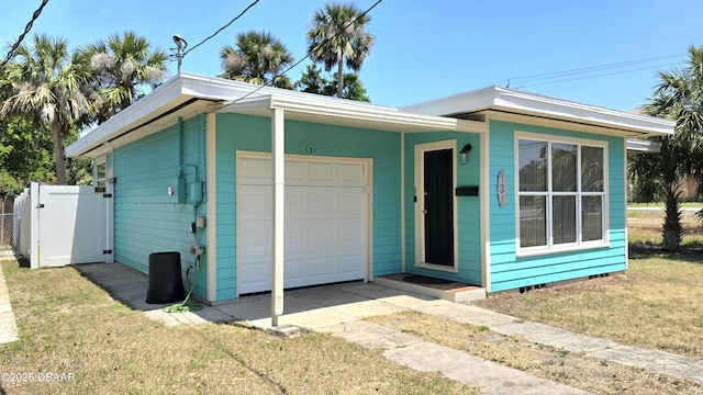 view of front of property featuring fence and a front lawn
