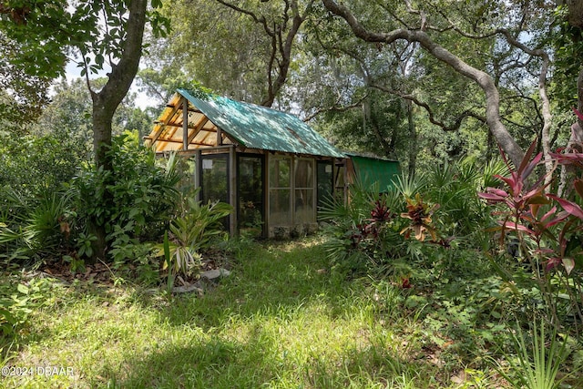 view of yard with an outdoor structure