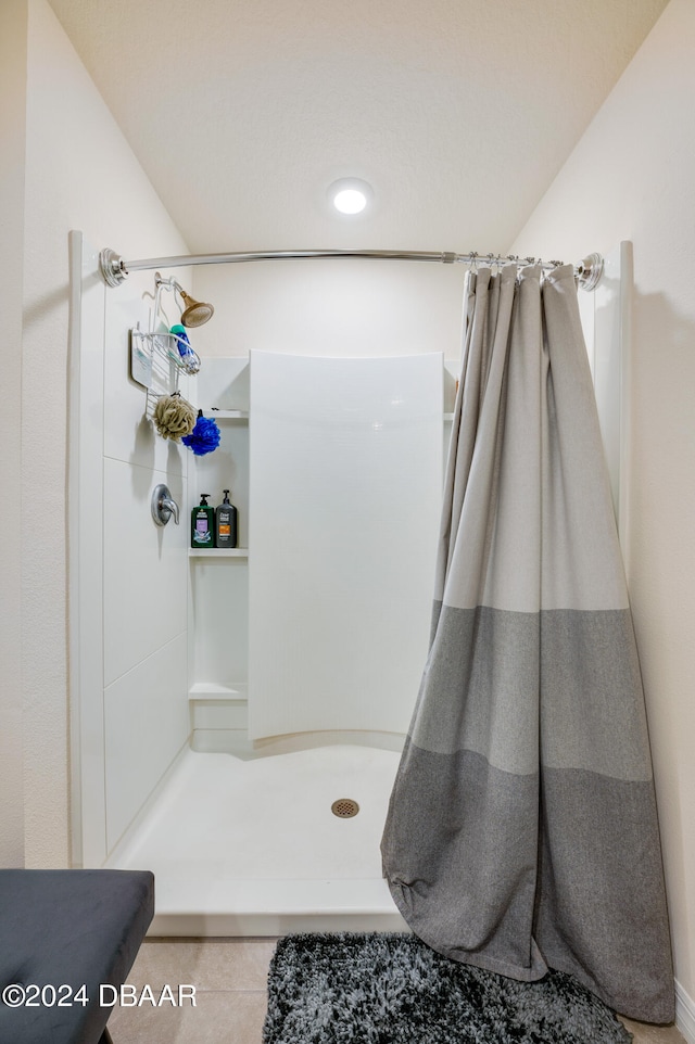 bathroom featuring a shower with shower curtain