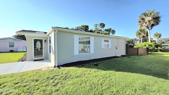 52 Palm Dr, Ormond Beach, FL 32176 - view of front facade featuring stucco siding
