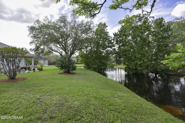 view of yard featuring a water view