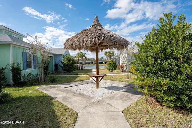 view of property's community featuring a yard