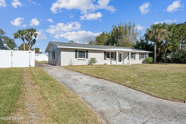 single story home featuring a front yard