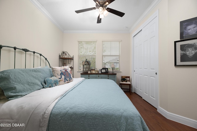 bedroom with a closet, crown molding, dark hardwood / wood-style floors, and ceiling fan