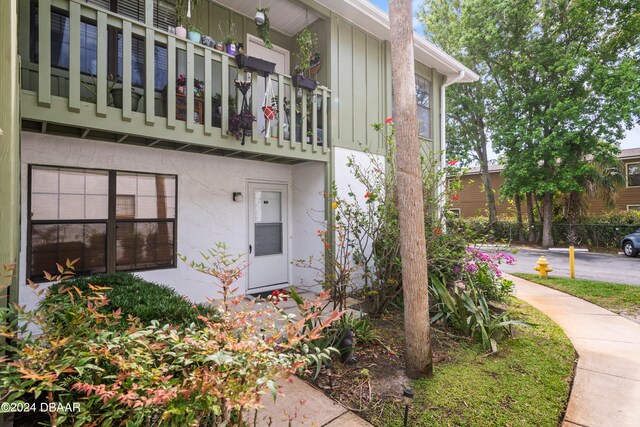 entrance to property with a balcony