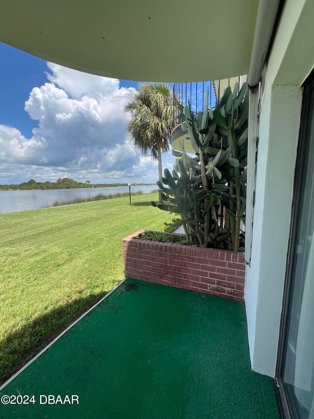 view of yard featuring a water view