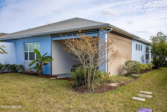 view of side of property featuring a lawn