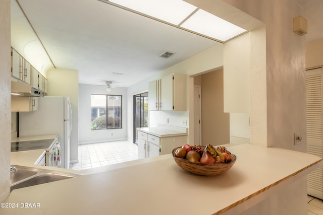 kitchen featuring sink, ceiling fan, cream cabinetry, white electric range oven, and kitchen peninsula