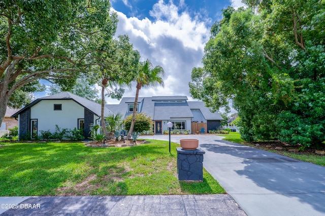 view of front of house featuring a front yard