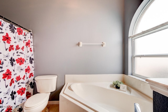 bathroom featuring toilet, curtained shower, and tiled tub