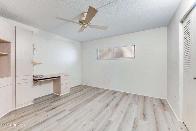 unfurnished bedroom featuring a textured ceiling, light hardwood / wood-style floors, and ceiling fan