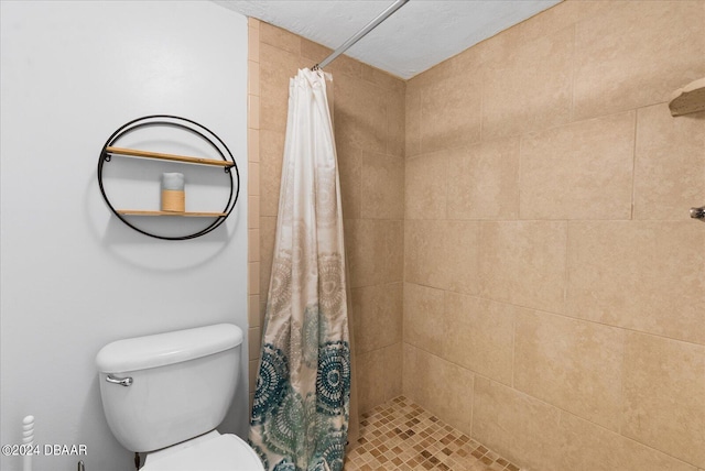 bathroom featuring a shower with shower curtain and toilet