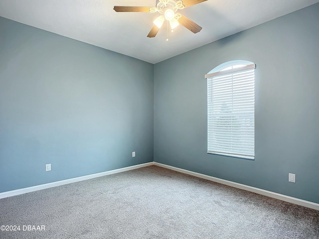 carpeted empty room featuring ceiling fan