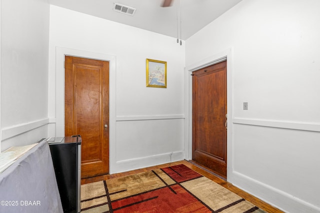 foyer with visible vents and a ceiling fan