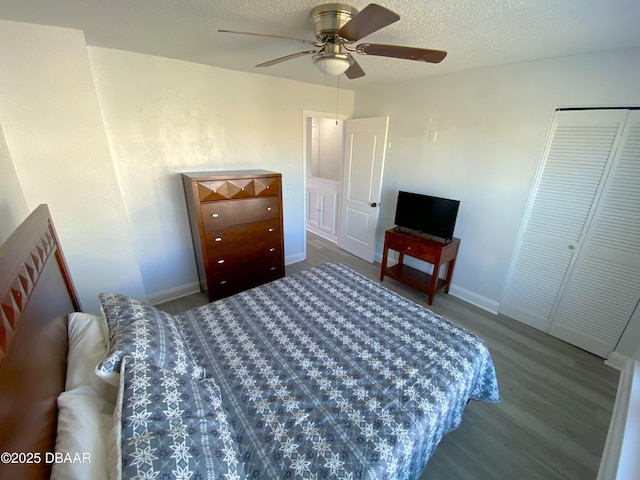 bedroom with a closet, ceiling fan, hardwood / wood-style floors, and a textured ceiling