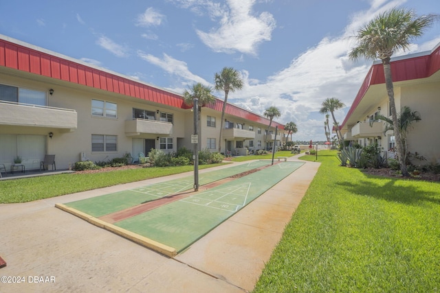 view of property's community featuring a lawn