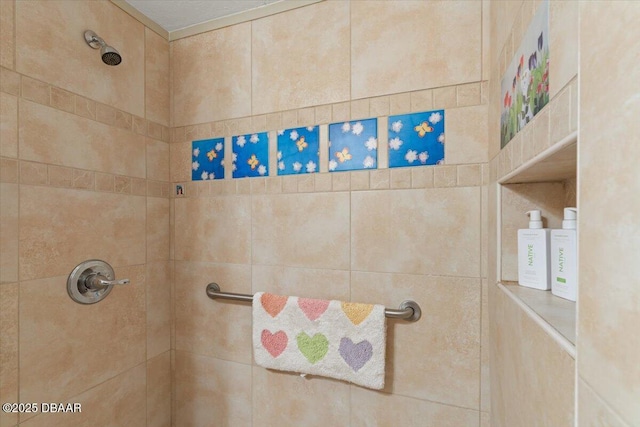 bathroom featuring tiled shower