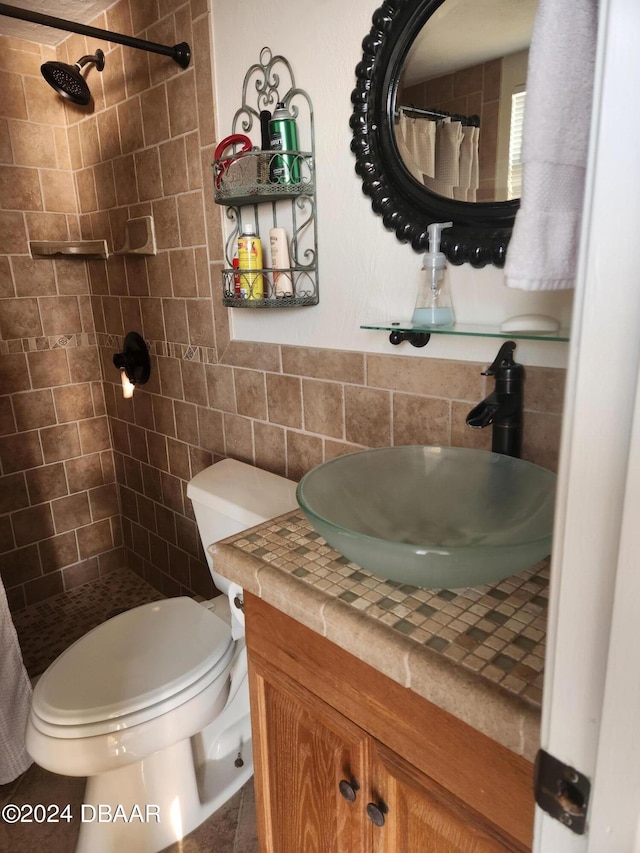 bathroom featuring walk in shower, vanity, toilet, and tasteful backsplash