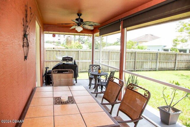 sunroom with ceiling fan