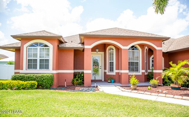 view of front facade featuring a front lawn