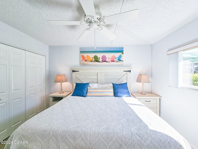 bedroom featuring ceiling fan, a textured ceiling, and a closet