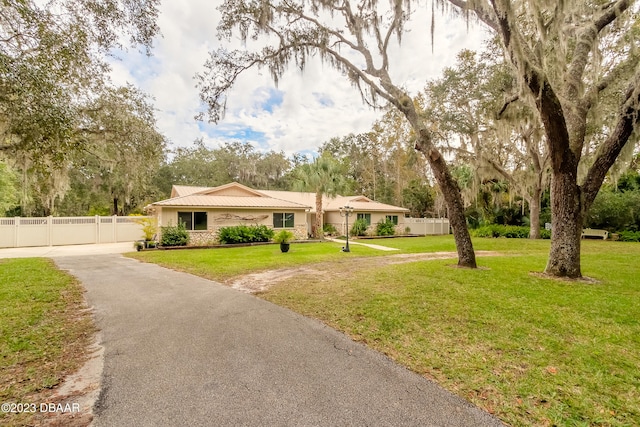 ranch-style house featuring a front yard