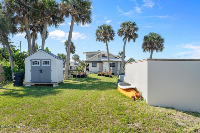 view of yard featuring a storage shed