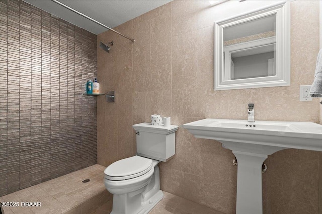 full bath with toilet and tiled shower