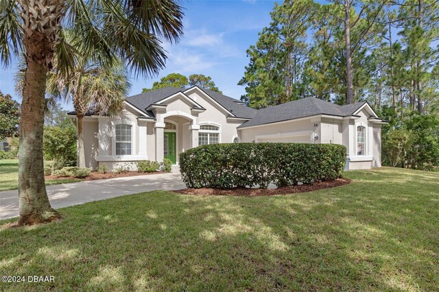 view of front of property featuring a front yard