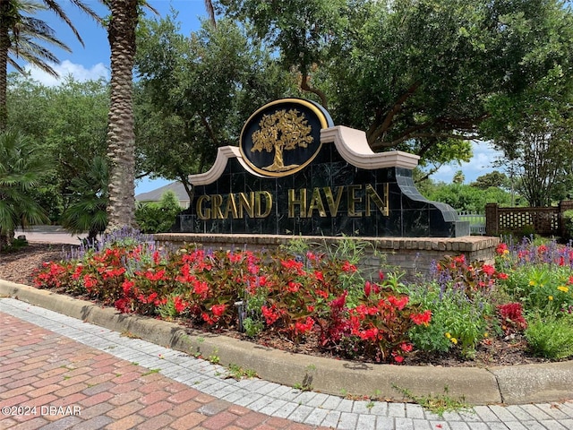 view of community / neighborhood sign