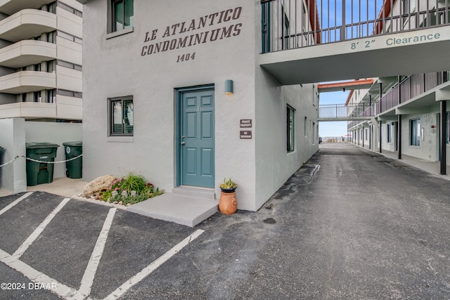 property entrance featuring a balcony