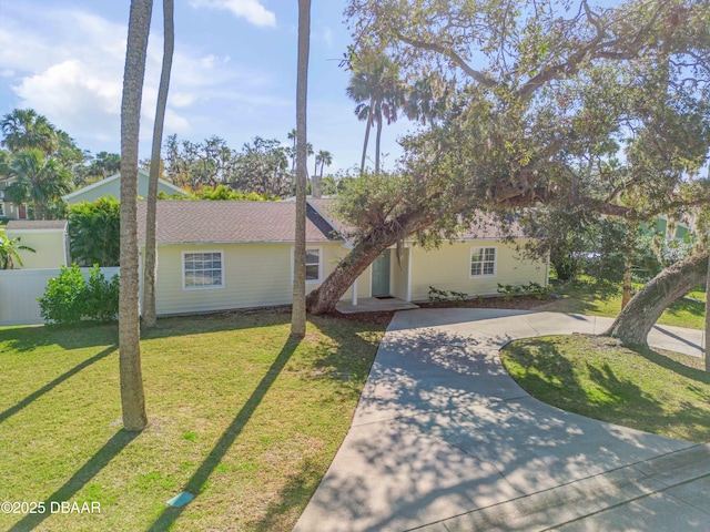 view of front of home featuring a front yard