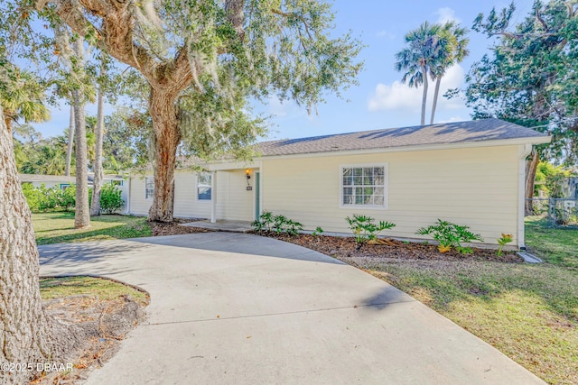 ranch-style home featuring a front lawn