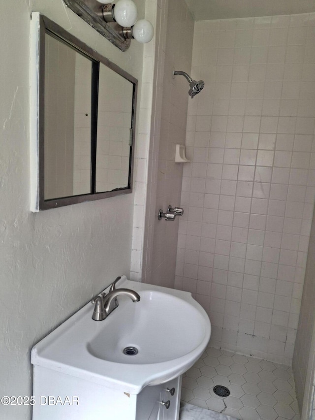 1031 NE 39th Ct, Ocala, FL 34470 - full bath featuring vanity, tile patterned floors, a textured wall, and tiled shower