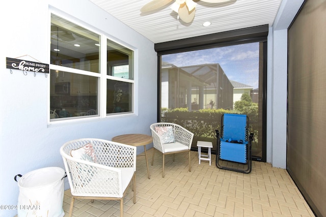 sunroom with ceiling fan