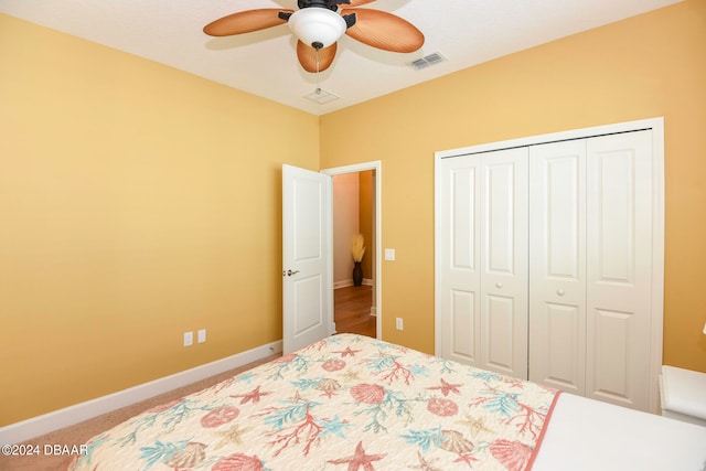 carpeted bedroom featuring ceiling fan and a closet