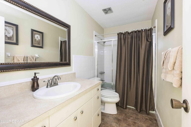 full bathroom with vanity, shower / bathtub combination with curtain, a textured ceiling, and toilet