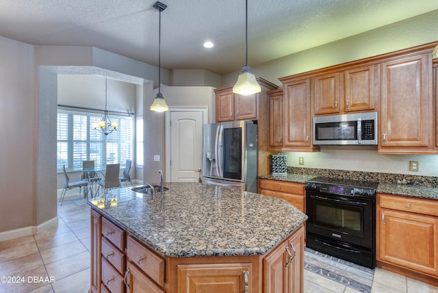 kitchen with hanging light fixtures, stainless steel appliances, a chandelier, a textured ceiling, and a center island with sink